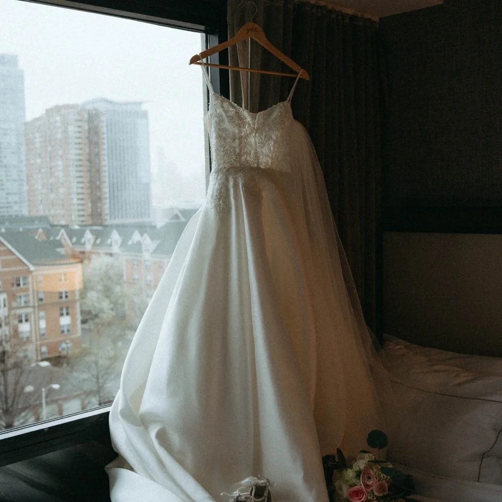 Elegant A-Line Wedding Gown with Lace Bodice and Spaghetti Straps